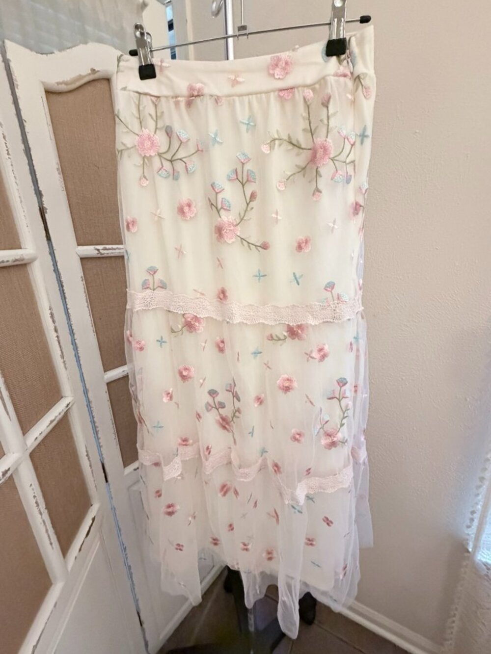Altar'd State NWT Callistyn Embroiderd Pink Floral Tulle Midi Skirt Ex Small - Picture 2 of 10